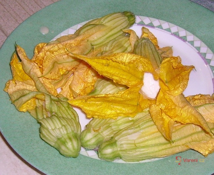 Květy cukety plněné mozzarellou - fotografie 3