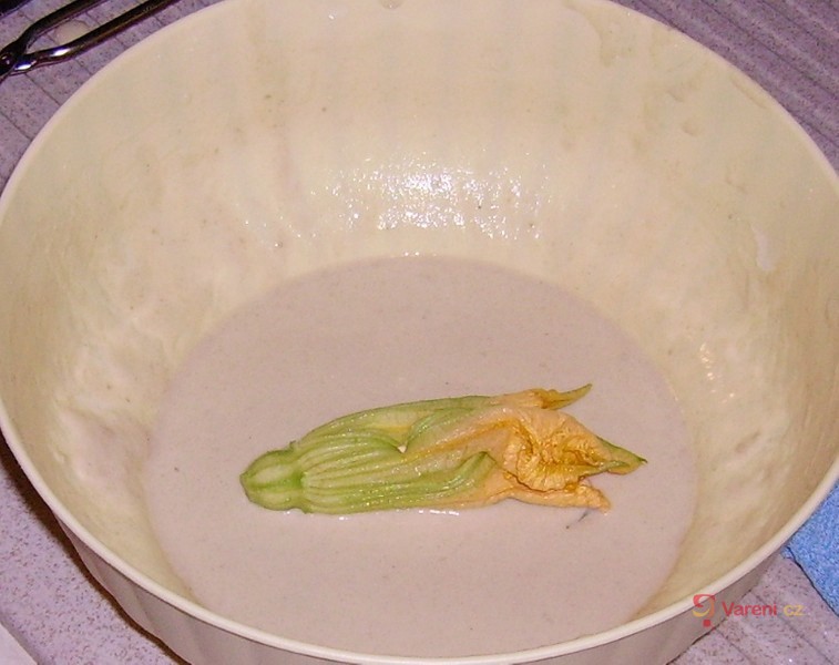 Květy cukety plněné mozzarellou - fotografie 4