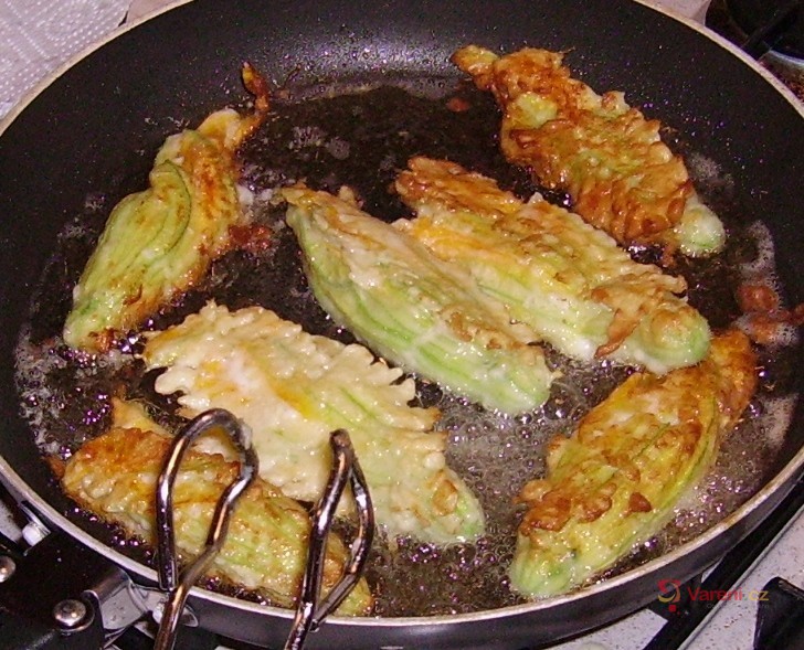 Květy cukety plněné mozzarellou - fotografie 5