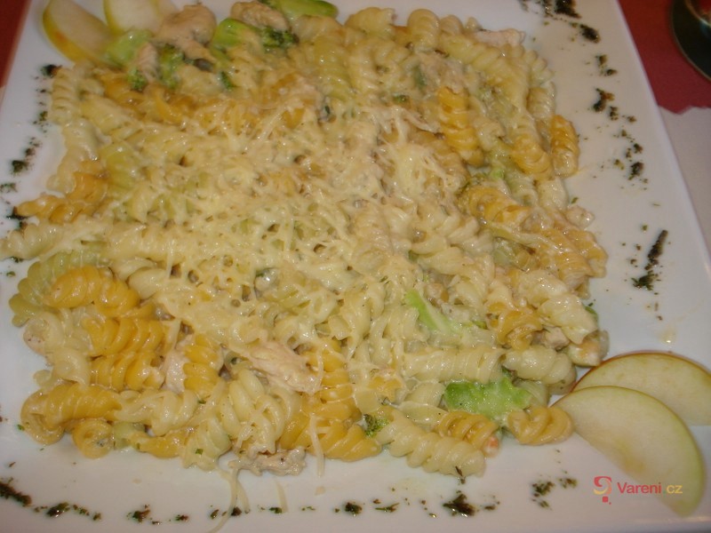 Smetanové těstoviny s nivou a česnekem - fotografie 2