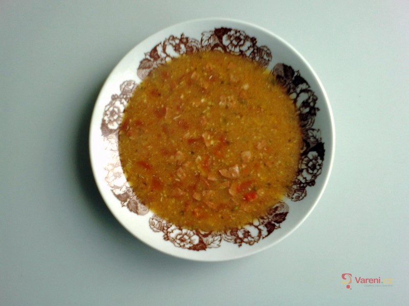 Rajčatová polévka s uzeninou a sýrem