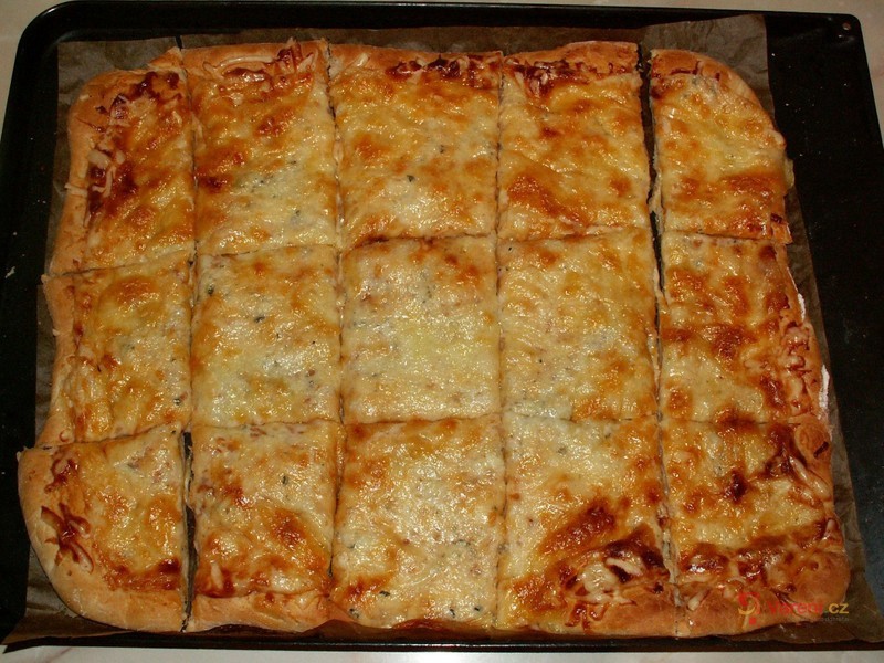 Sýrová pizza s kořením - fotografie 2