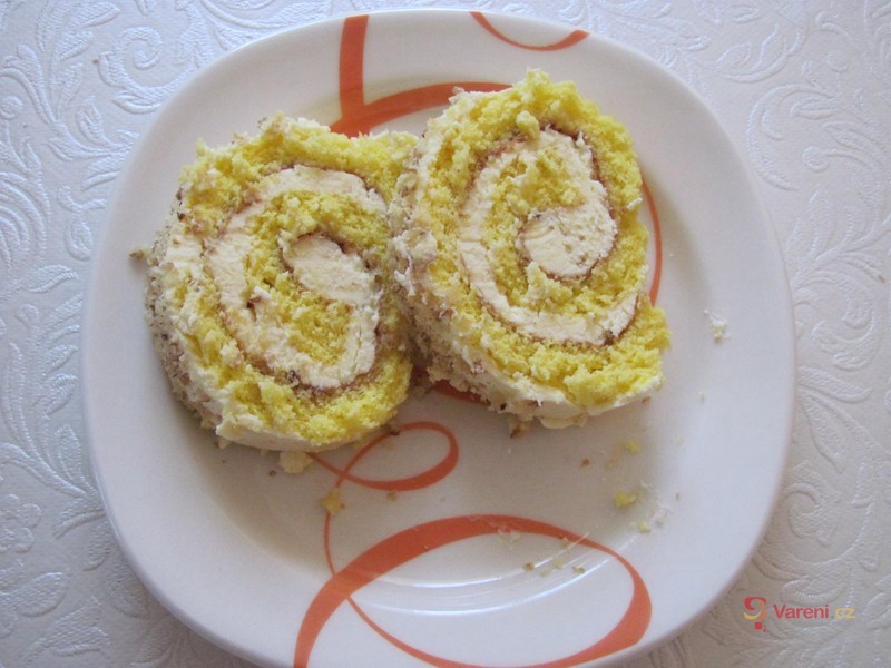 Piškotová roláda s vanilkovým krémem - fotografie 4