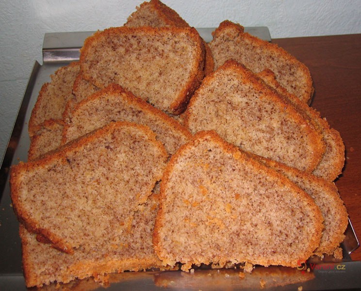 Bábovka s vlašskými ořechy - fotografie 5