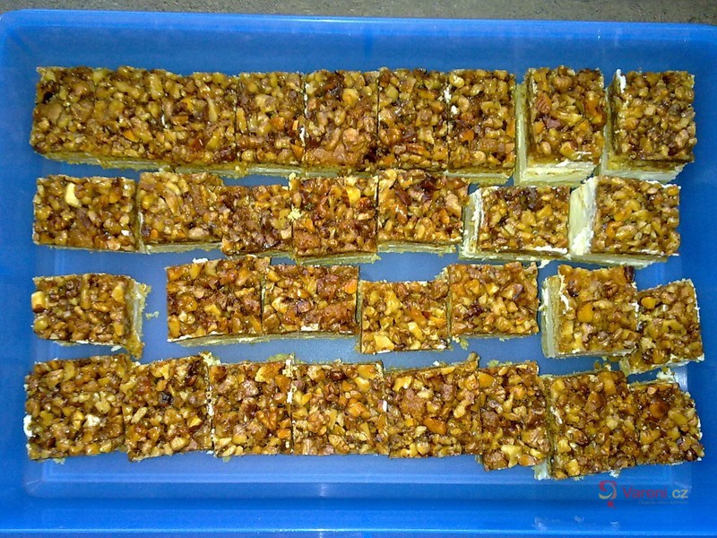 Medové řezy s ořechy - fotografie 4