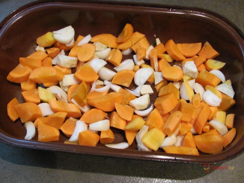 Kuřecí stehna pečená na zelenině - fotografie 2