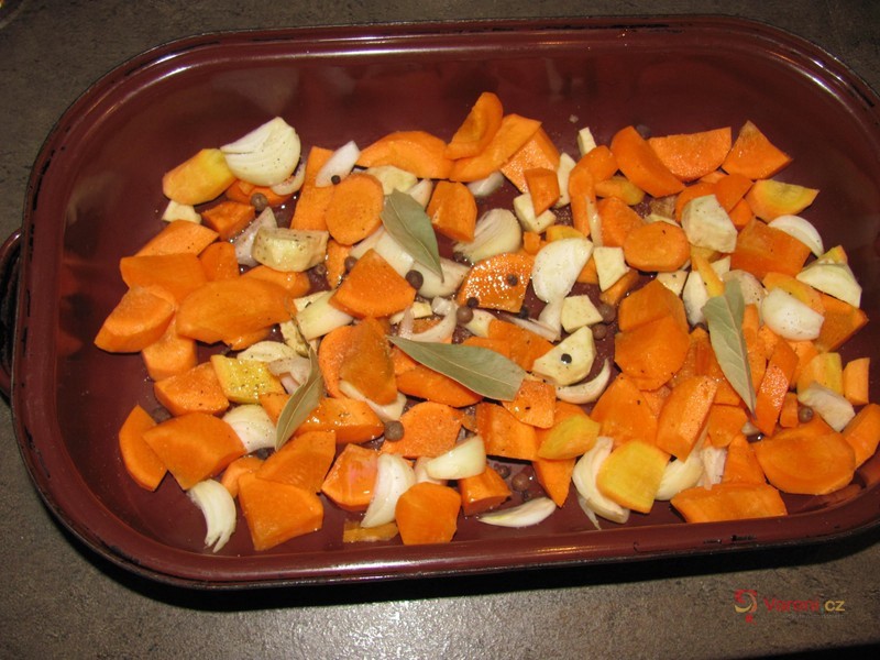 Kuřecí stehna pečená na zelenině - fotografie 3