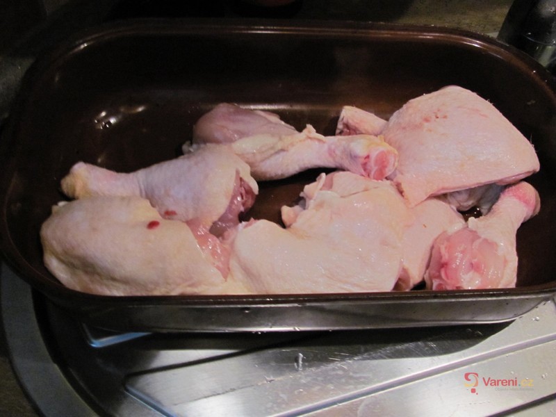 Kuřecí stehna pečená na zelenině - fotografie 4