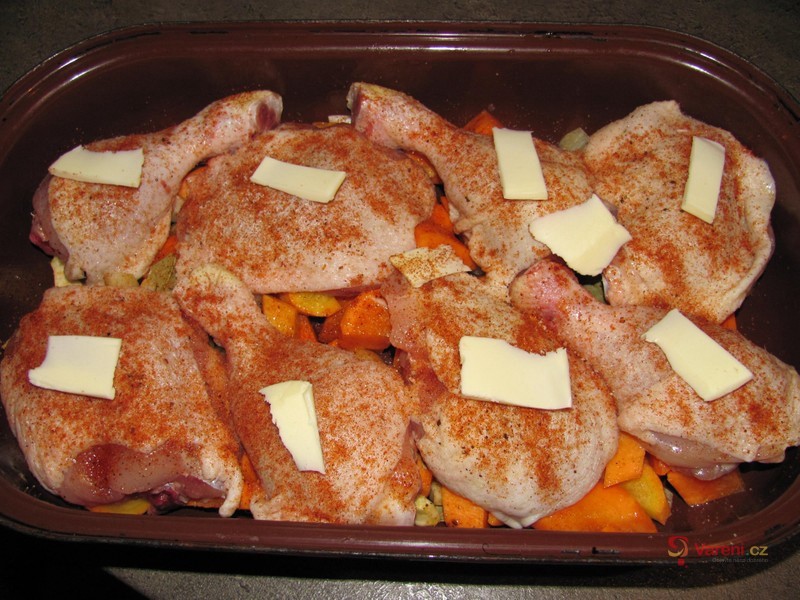 Kuřecí stehna pečená na zelenině - fotografie 5