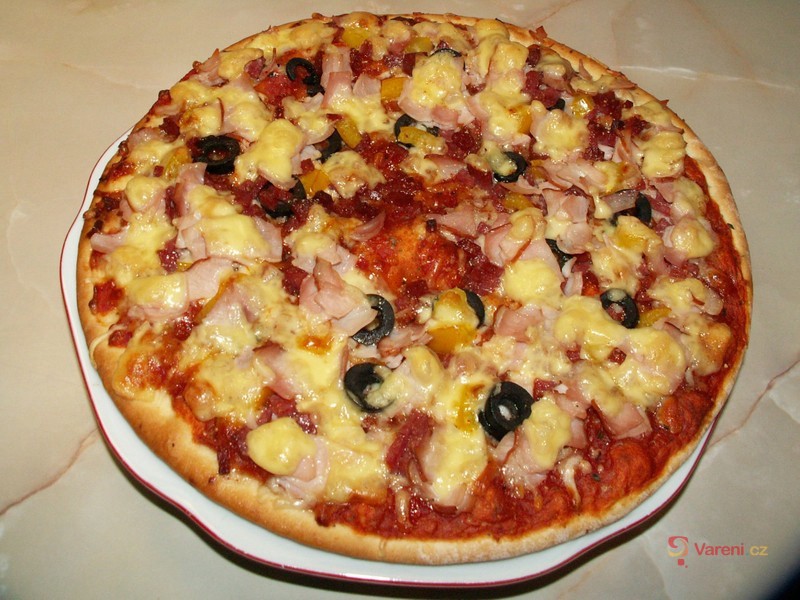 Pizza se šunkou, olivami a feferonkami - fotografie 2