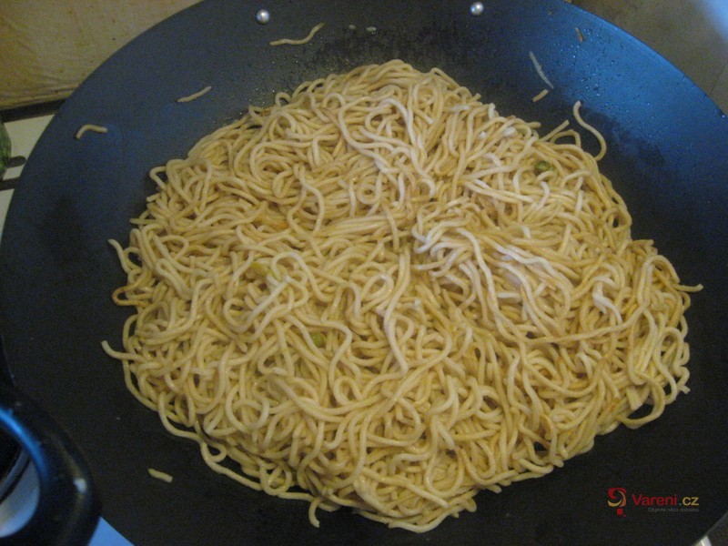 Čínské nudle s kuřecím, zeleninou a sezamem - fotografie 4