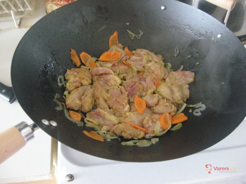 Čínské nudle s kuřecím, zeleninou a sezamem - fotografie 3