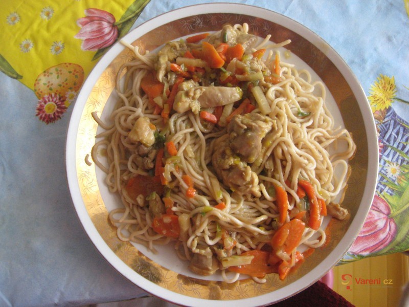Čínské nudle s kuřecím, zeleninou a sezamem - fotografie 2