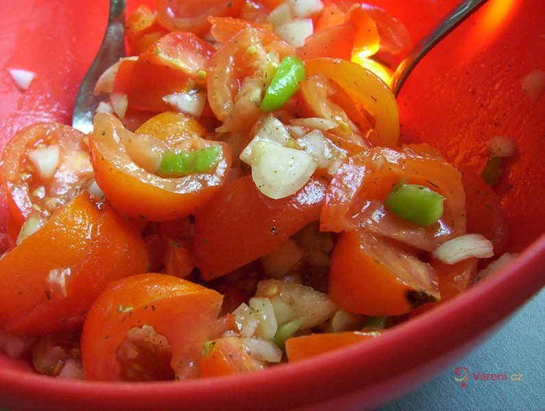 Bylinkový rajčatový salát s cibulí 