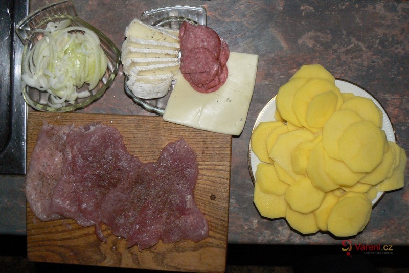 Zapečené brambory s hermelínem a vepřovým - fotografie 4