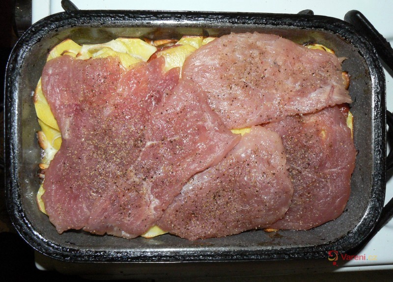 Zapečené brambory s hermelínem a vepřovým - fotografie 3