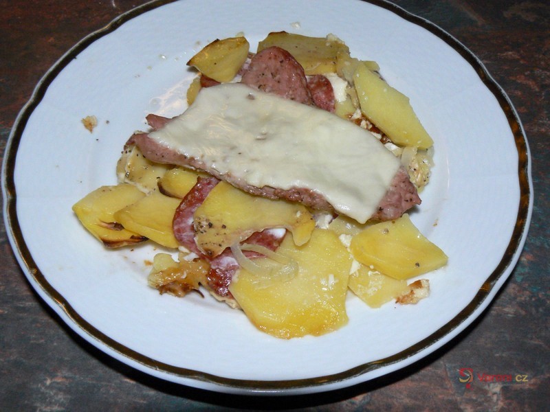 Zapečené brambory s hermelínem a vepřovým - fotografie 2