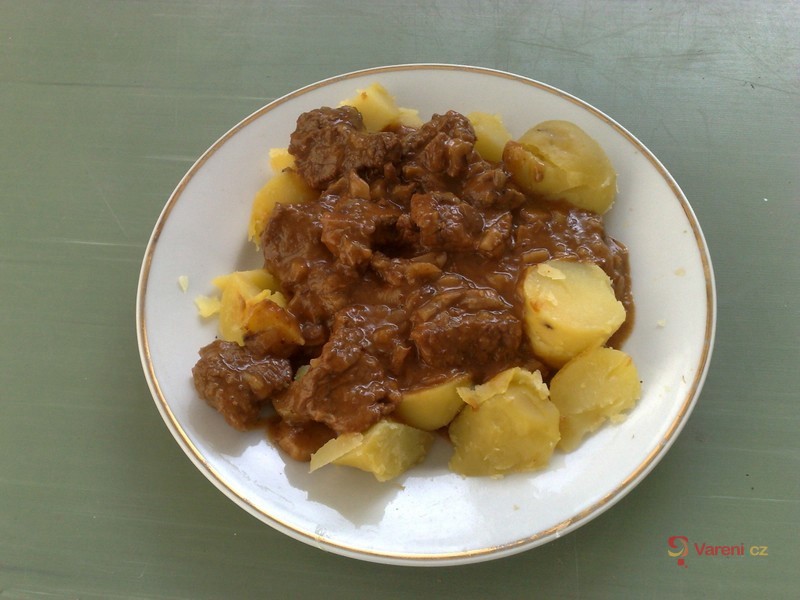 Hovězí na cibuli a žampionech - fotografie 2