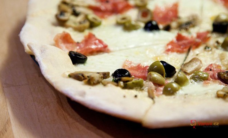 Pizza prosciutto s olivami a hřiby