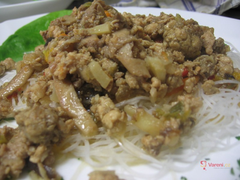 Čínské rýžové nudle s hlívou a mletým masem - fotografie 2