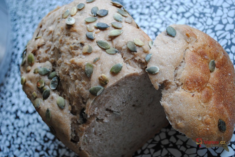 Celozrnný chléb s dýňovými semínky - fotografie 2