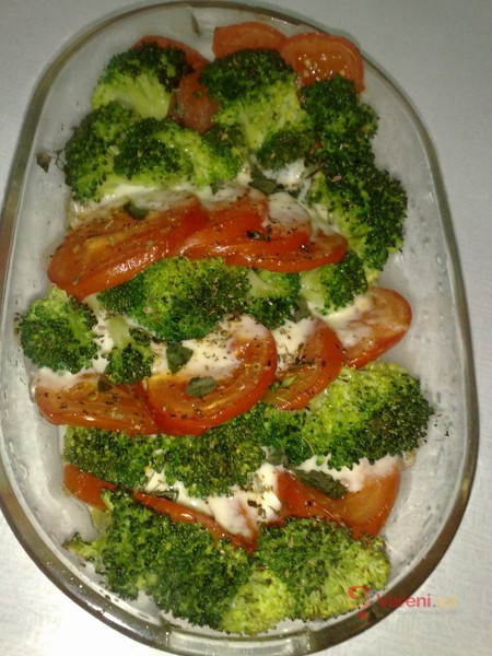 Zapečená brokolice s rajčaty a mozarellou