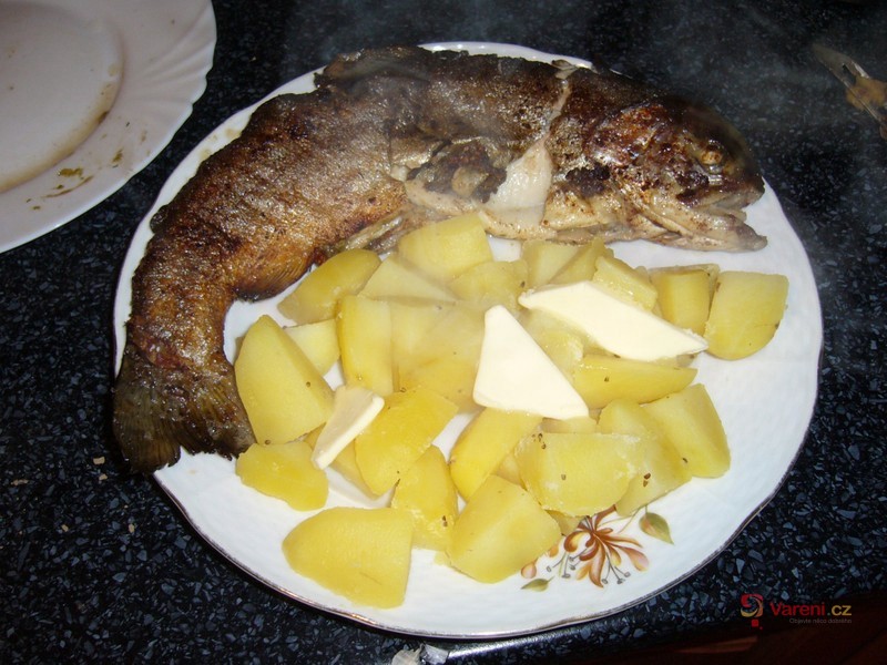 Pstruh nadívaný česnekem - fotografie 3