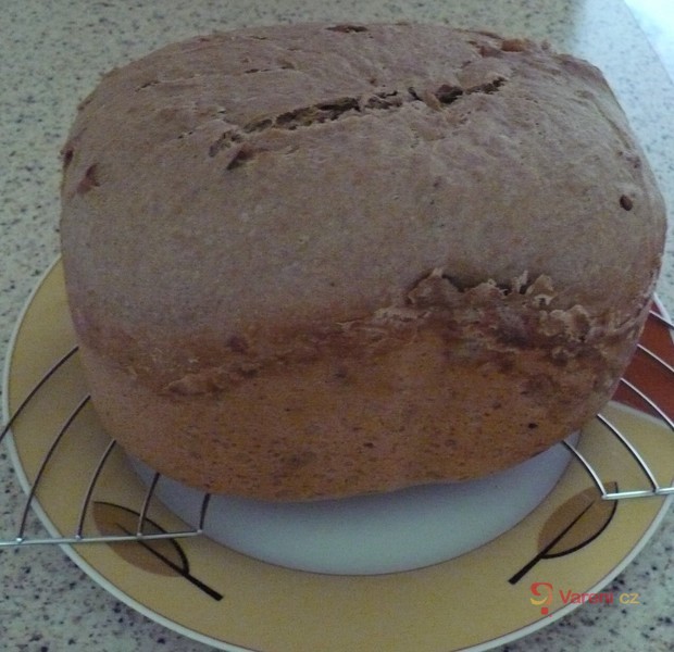 Domácí chléb s česnekem a semínky - fotografie 3