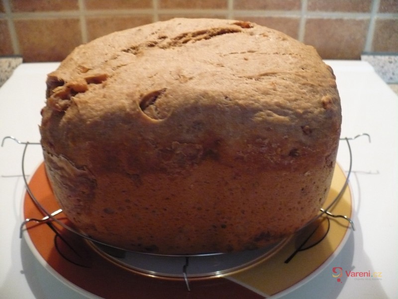 Domácí chléb s česnekem a semínky - fotografie 2