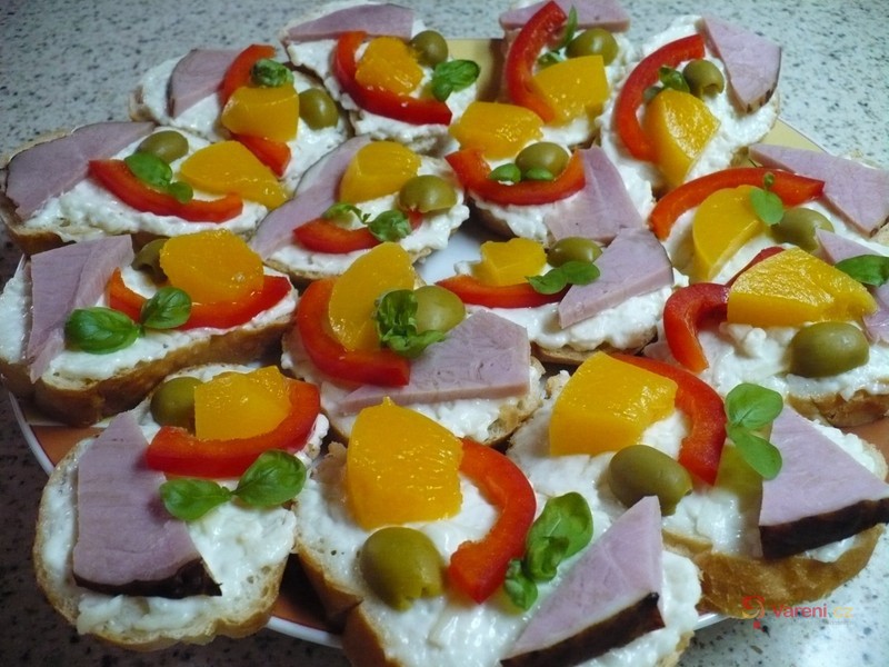 Jednohubky s česnekovou pomazánkou - fotografie 2