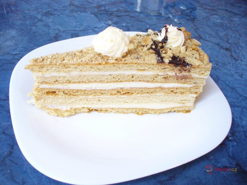 Medovník s vlašskými ořechy - fotografie 3