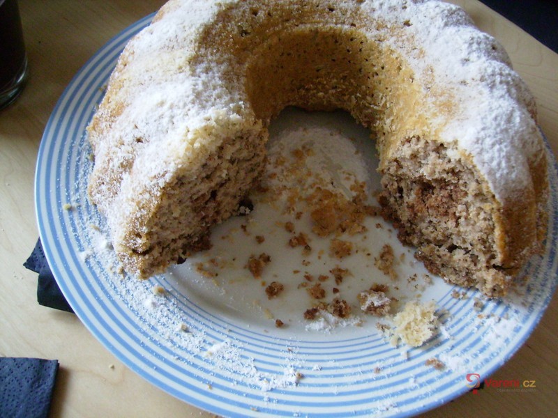 Bábovka s vlašskými ořechy - fotografie 3