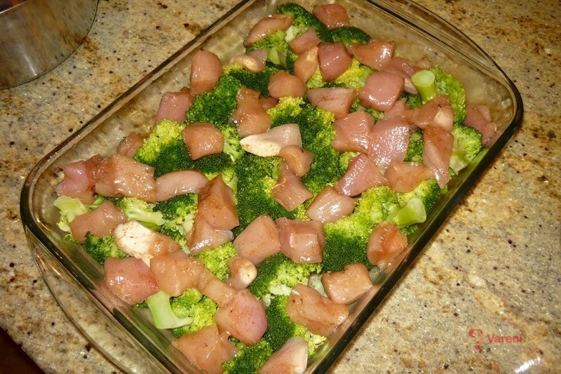 Brokolice s kuřecím masem a sýrem