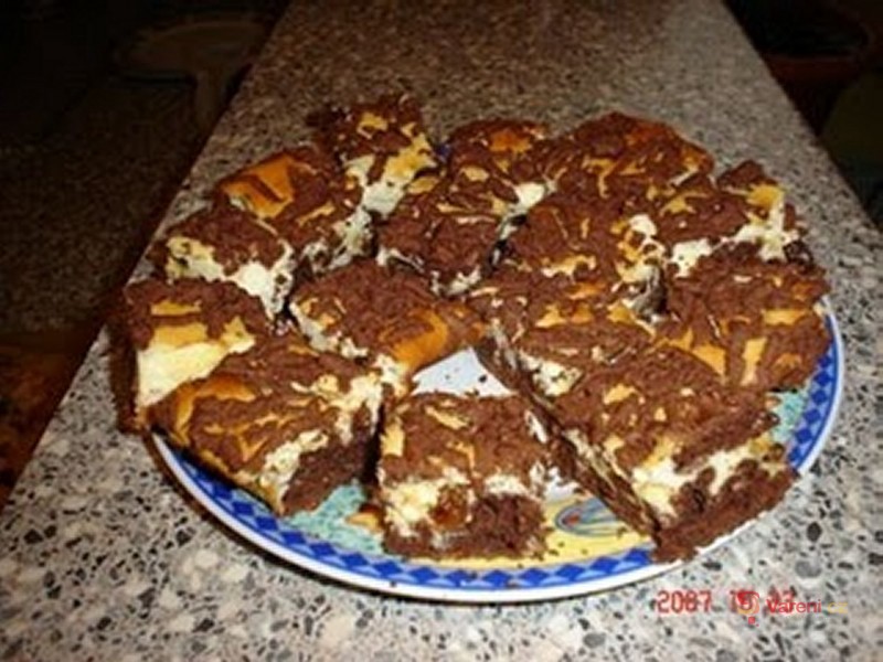 Strouhaná buchta s tvarohem a rozinkami - fotografie 2