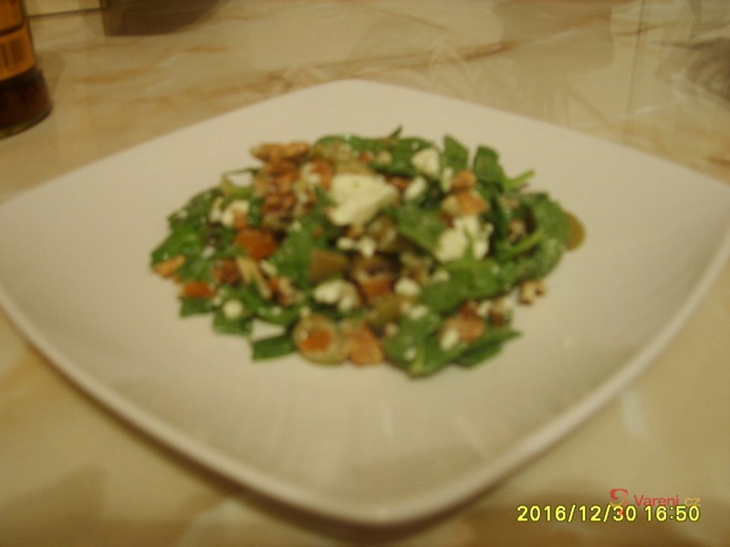 Špenátový salát s balkánem