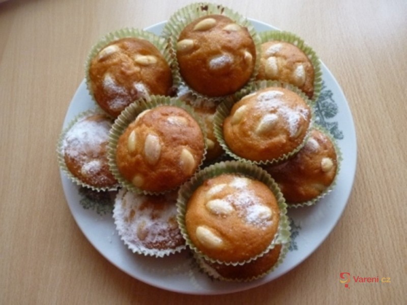 Mandlové muffiny se zakysanou smetanou