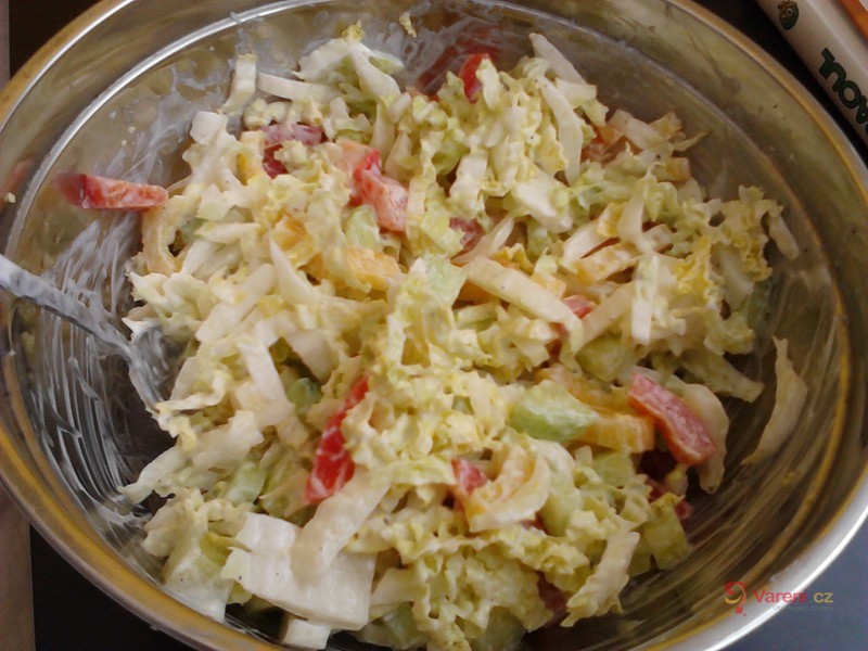 Lehký zeleninový salát s dresingem
