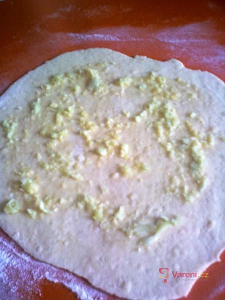Sýrové rohlíčky s česnekem - fotografie 5