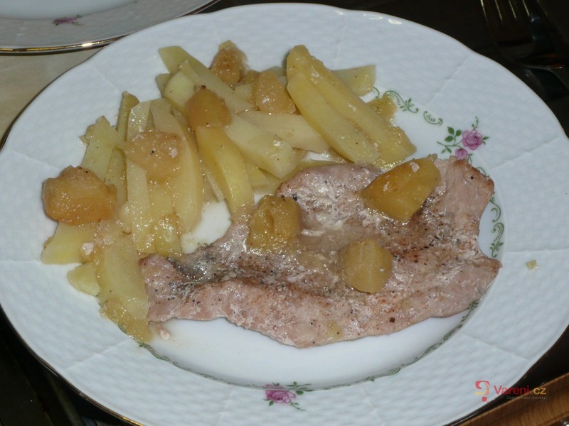 Vepřové maso s brambory a jablky - fotografie 2