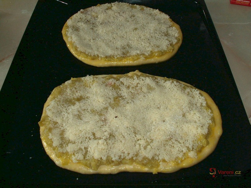 Kynutý rebarborový koláč - fotografie 4