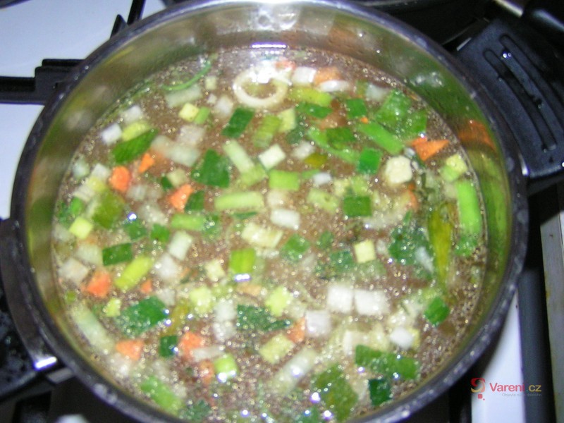 Kuřecí vývar s domácími nudlemi - fotografie 4