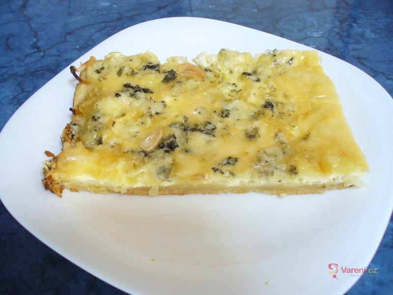 Cibulový koláč s paprikami - fotografie 2