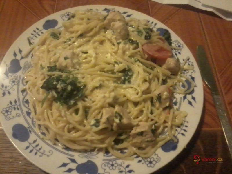 Zapečené špagety se špenátem a kuřecím masem