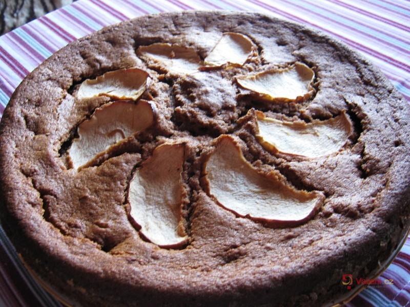 Hruškový kakaový koláč