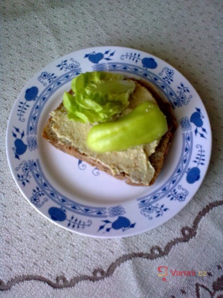 Škvarková pomazánka s okurkou - fotografie 3