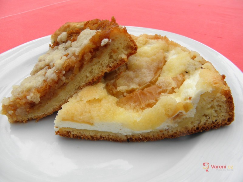 Kynutý koláč s tvarohem, jablky a drobenkou - fotografie 3