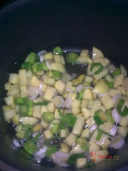 Pórková polévka s brambory - fotografie 4