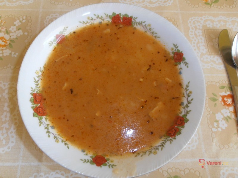 Gulášovo-frankfurtská polévka