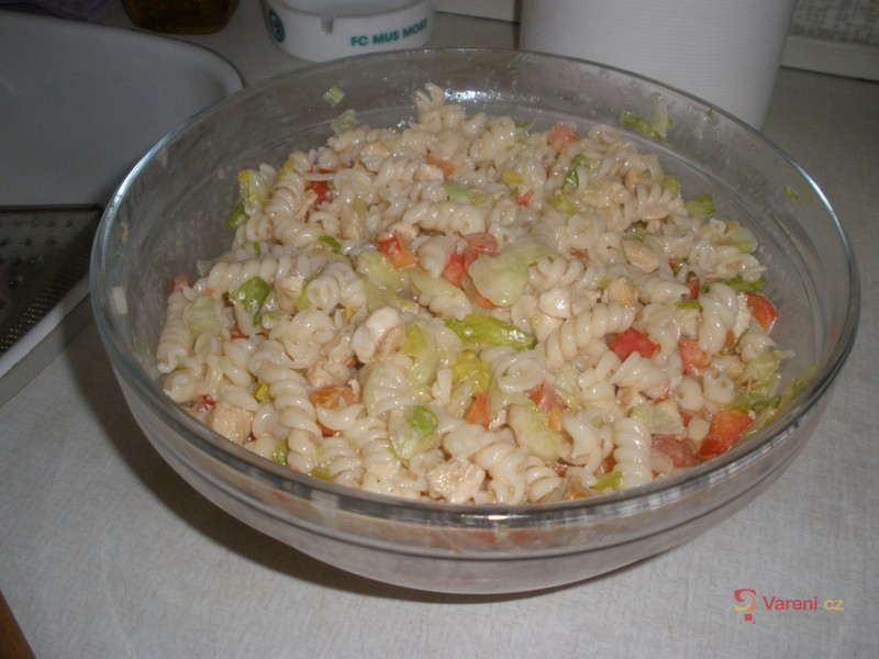 Zeleninový salát s kuřecím masem a zákyskou - fotografie 4