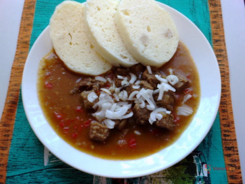 Guláš s kapií a česnekem - fotografie 2